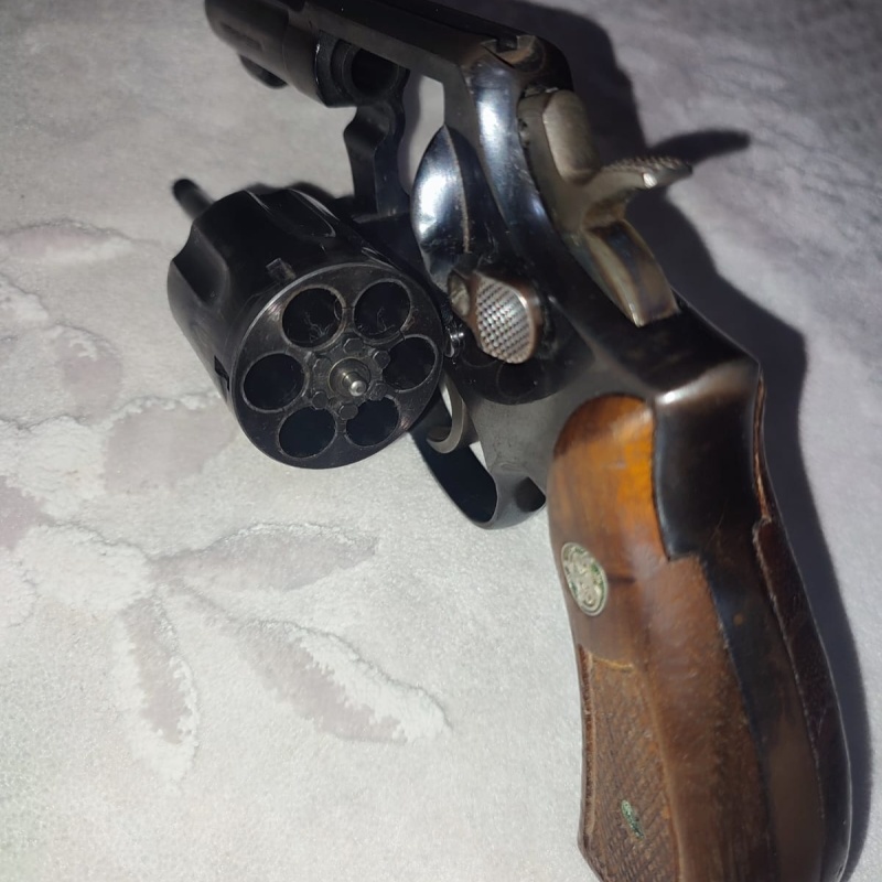 Polis memurundan smith wesson 38
