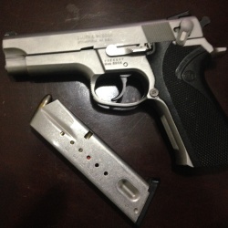 Belde taşınmamış kullanılmamış saklanmış temiz Smith&Wesson