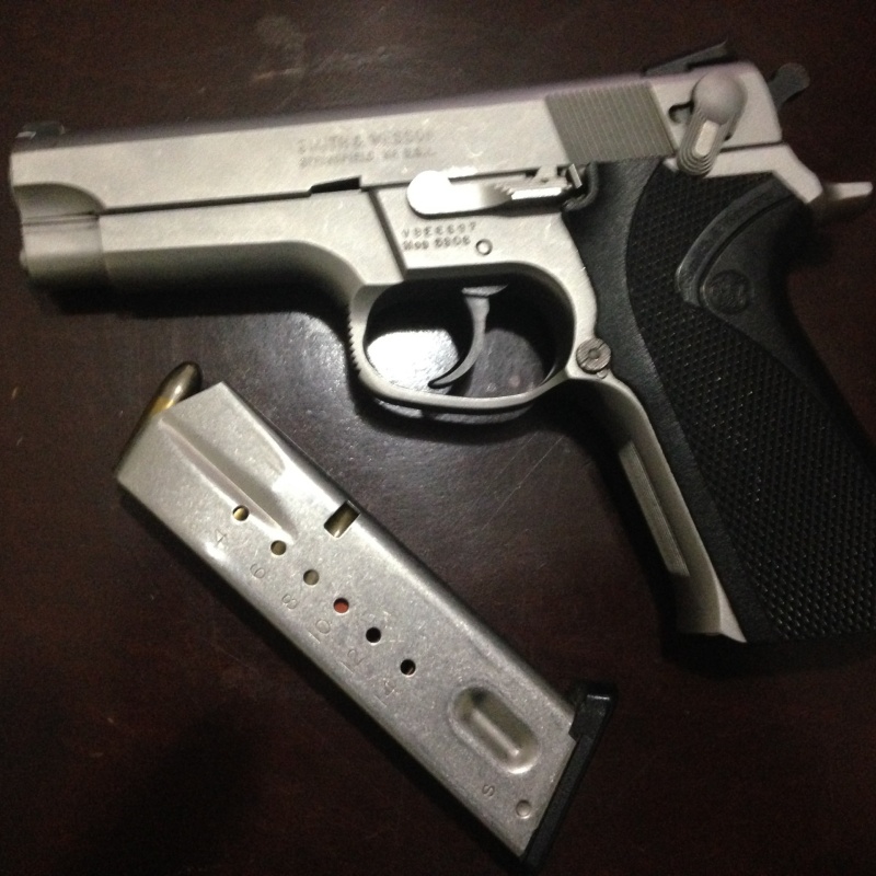 Belde taşınmamış kullanılmamış saklanmış temiz Smith&Wesson