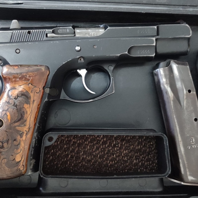 EMEKLİ EMNİYET GÖREVLİSİNDEN,SIFIR AYARINDA KUTUSUNDA,İLK ELDEN ORJİNAL SİYAH 1993 MODEL CZ 75 B