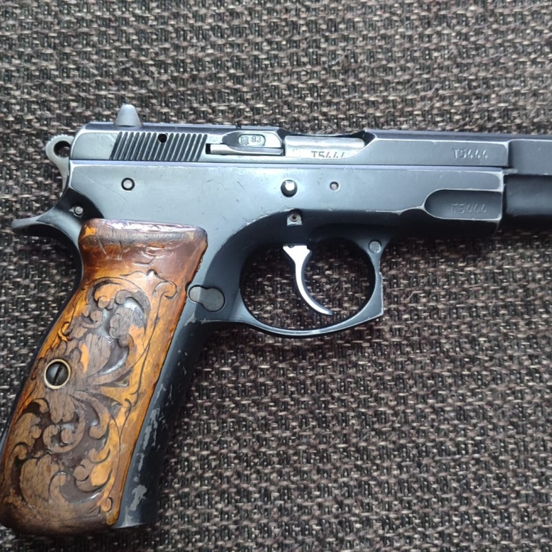EMEKLİ EMNİYET GÖREVLİSİNDEN,SIFIR AYARINDA KUTUSUNDA,İLK ELDEN ORJİNAL SİYAH 1993 MODEL CZ 75 B