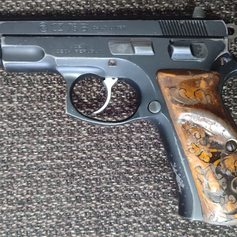 EMEKLİ EMNİYET GÖREVLİSİNDEN,SIFIR AYARINDA KUTUSUNDA,İLK ELDEN ORJİNAL SİYAH 1993 MODEL CZ 75 B